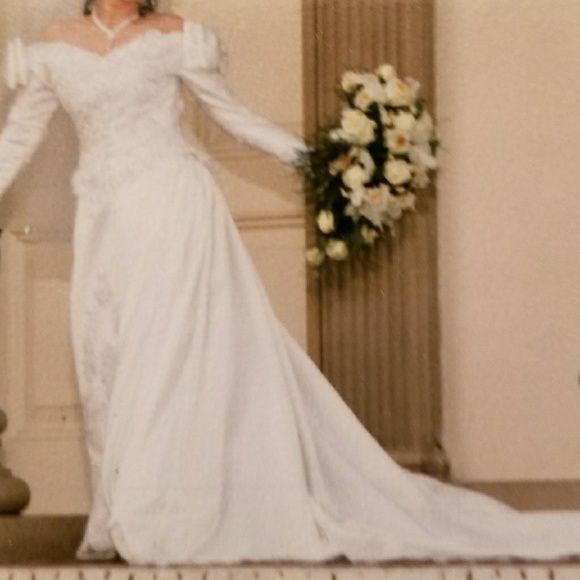 Wedding dress - Picture 1 of 3